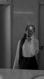 aesthetic hidden face girl pic for instagram