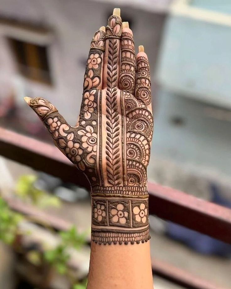 Intricate jaal (net) designs