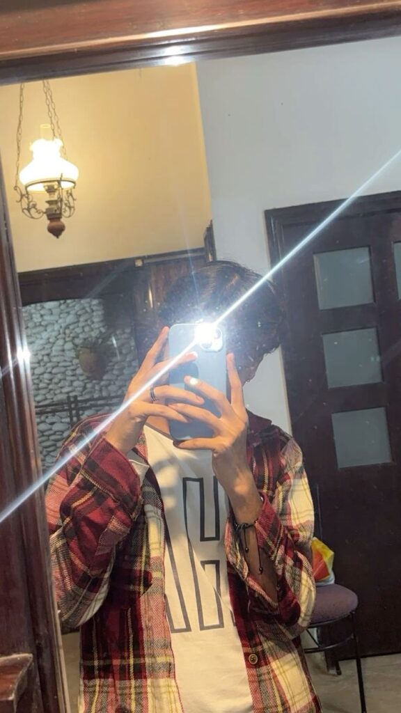 Instagram DP Profile Hidden Face Mirror Selfie for Boys