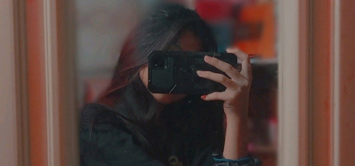 Instagram Profile Hidden Face Mirror Selfie | Stylish DP Ideas