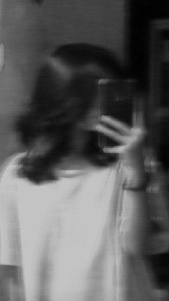 Instagram Aesthetic Mirror Selfie