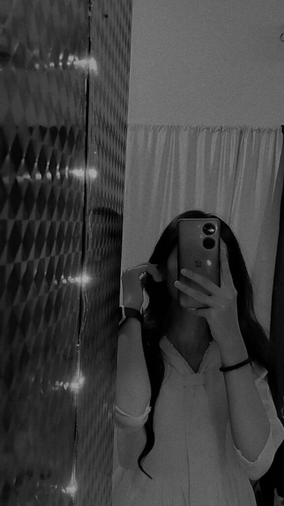 Mirror Selfie Instagram Hidden Face Black and White DPZ