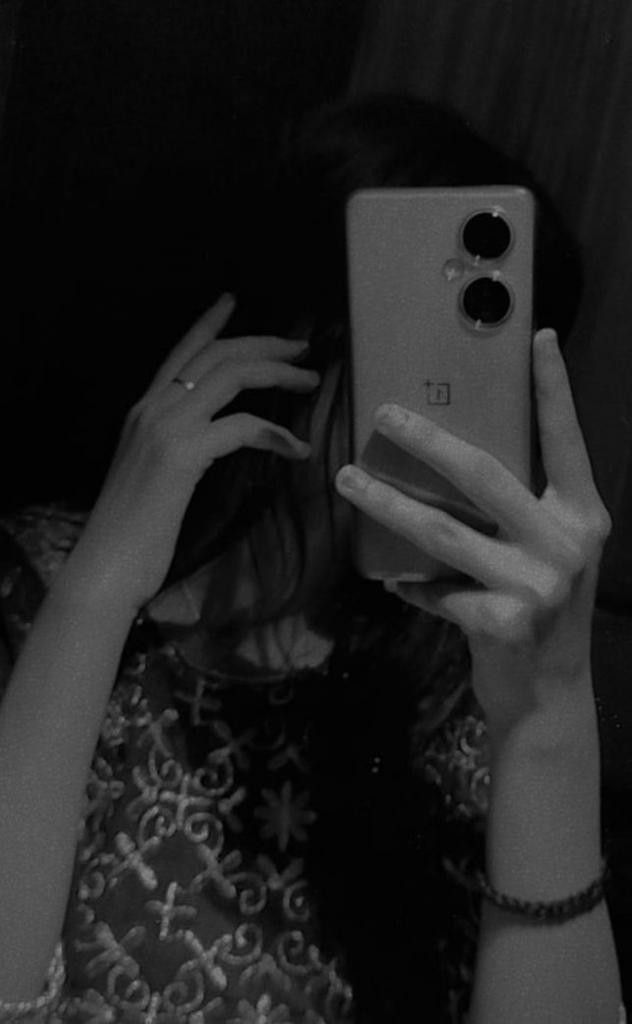 Mirror Selfie Instagram Hidden Face Black and White DPZ
