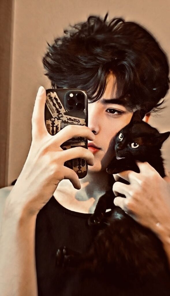 Simple Yet Stylish Instagram Profile Picture for Boys