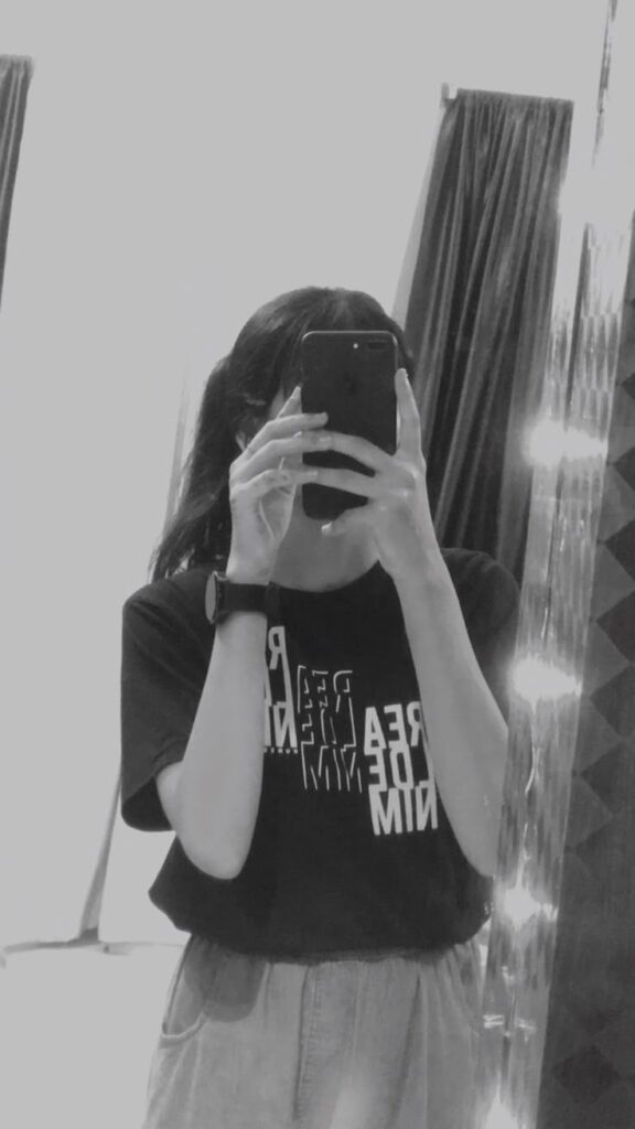 Snapchat & Instagram Profile Hidden Face Mirror Selfie