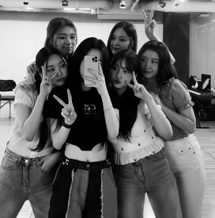 Girls Group Friends Dp