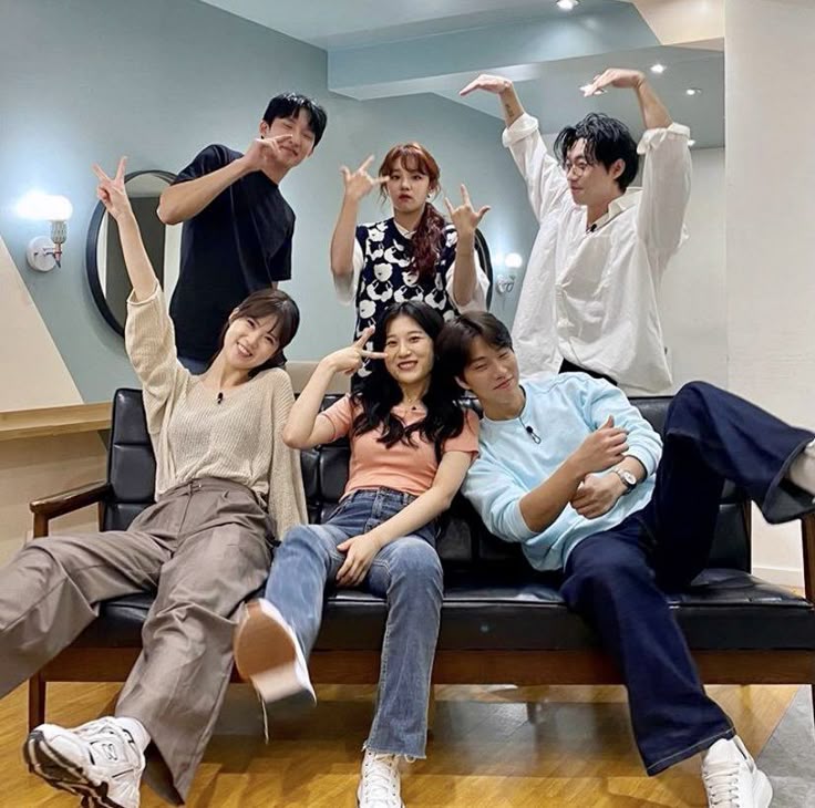 Friends Group DP Aesthetic for Instagram